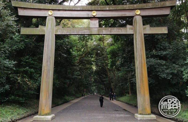 明治神宮北參道入口的鳥居，鳥居用作區分神明掌管範圍，因此走進鳥居前要先鞠躬向神明表示敬意，離開前亦要向神社再次鞠躬